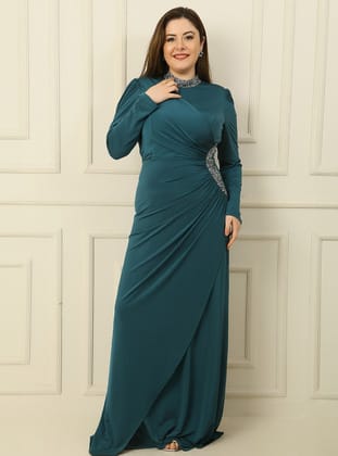 Yakası Ve Yanı Taşlı Astarlı Büzgülü Kristal Uzun Büyük Beden Tesettür Elbise - Zümrüt Yeşili - By Saygı