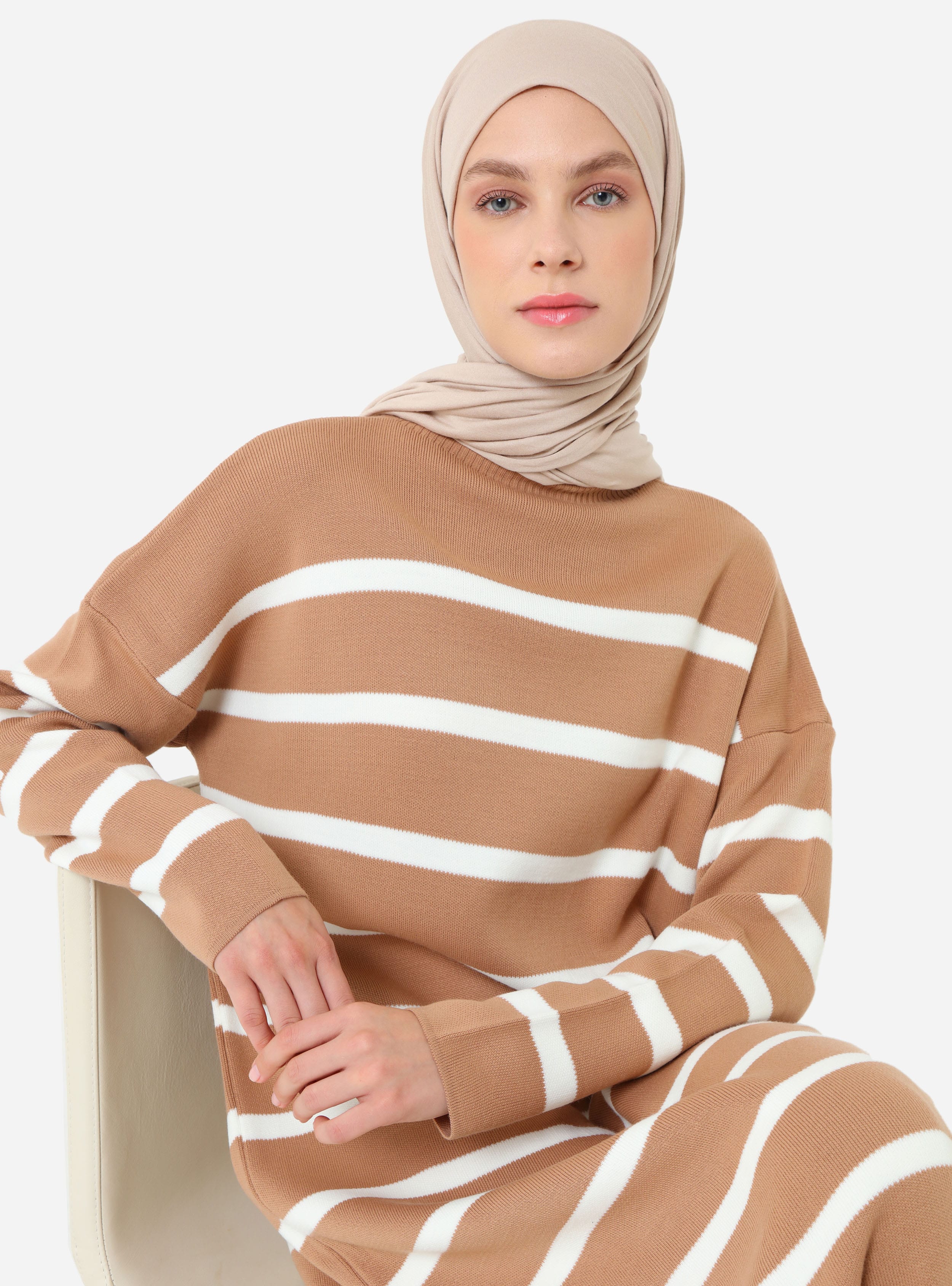 Çizgi Detaylı Balıkçı Yaka Triko Tesettür Elbise - Camel - Benin - Resim 2