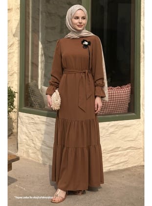 Çiçek Broş Detay Kuşaklı Kahverengi Elbise