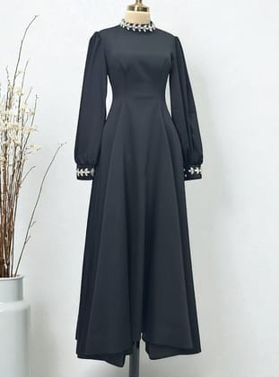 TAŞ DETAYLI SATEN BOYDAN KLOŞ ABİYE ELBİSE - Siyah- Nurbanu Kural