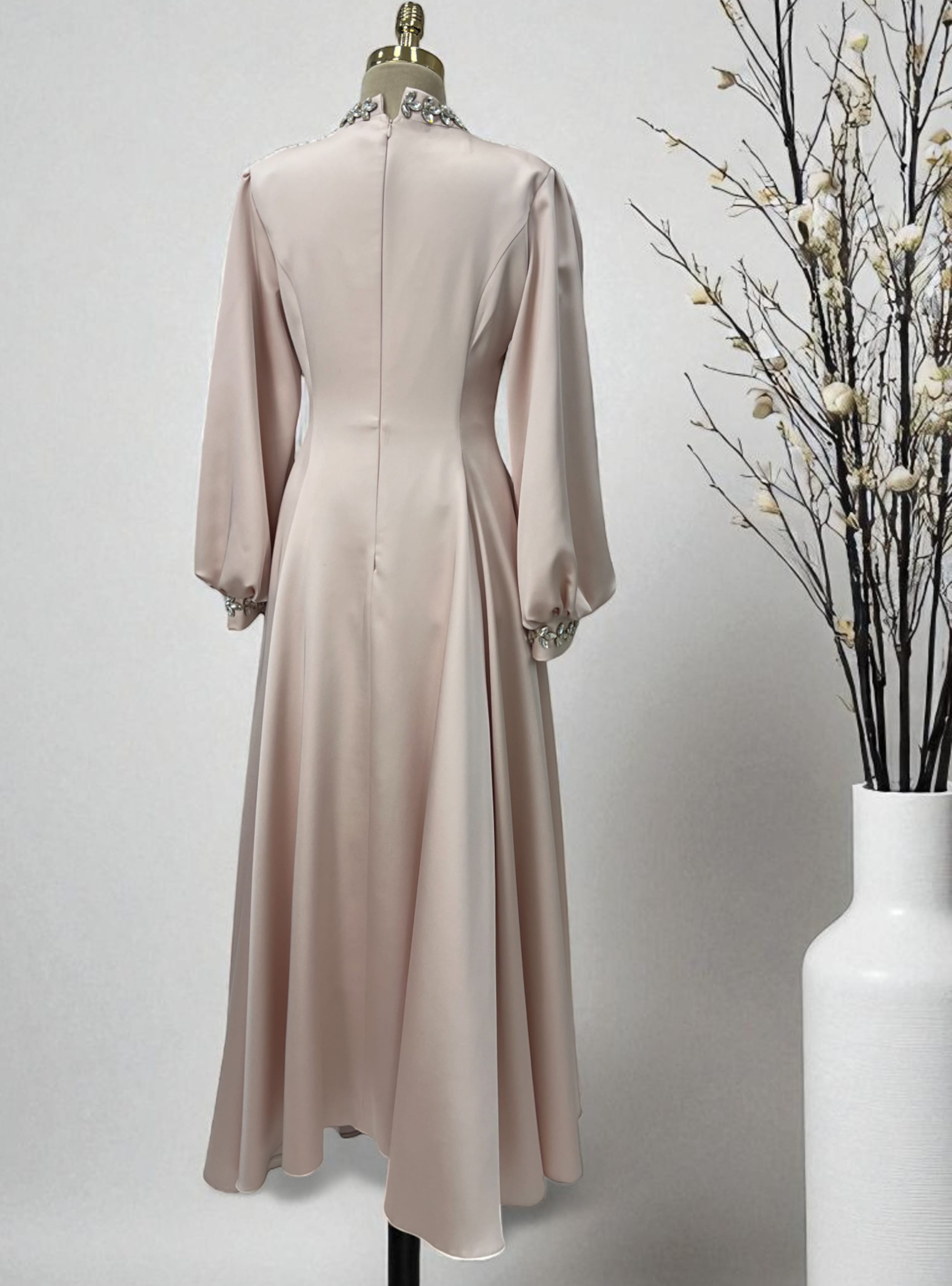 TAŞ DETAYLI SATEN BOYDAN KLOŞ ABİYE ELBİSE - Pudra - Nurbanu Kural - Resim 4