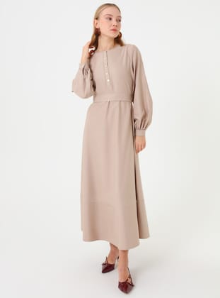 Poplin Kumaşlı Düğme ve Kuşak Detaylı Tesettür Elbise - Camel - Refka