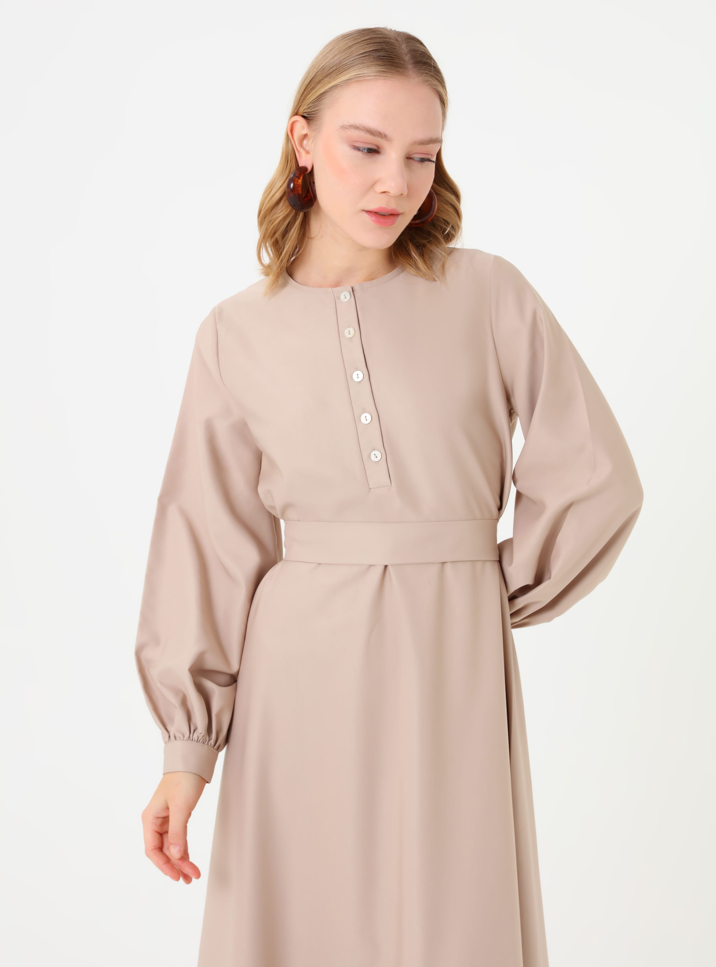 Poplin Kumaşlı Düğme ve Kuşak Detaylı Tesettür Elbise - Camel - Refka - Resim 3