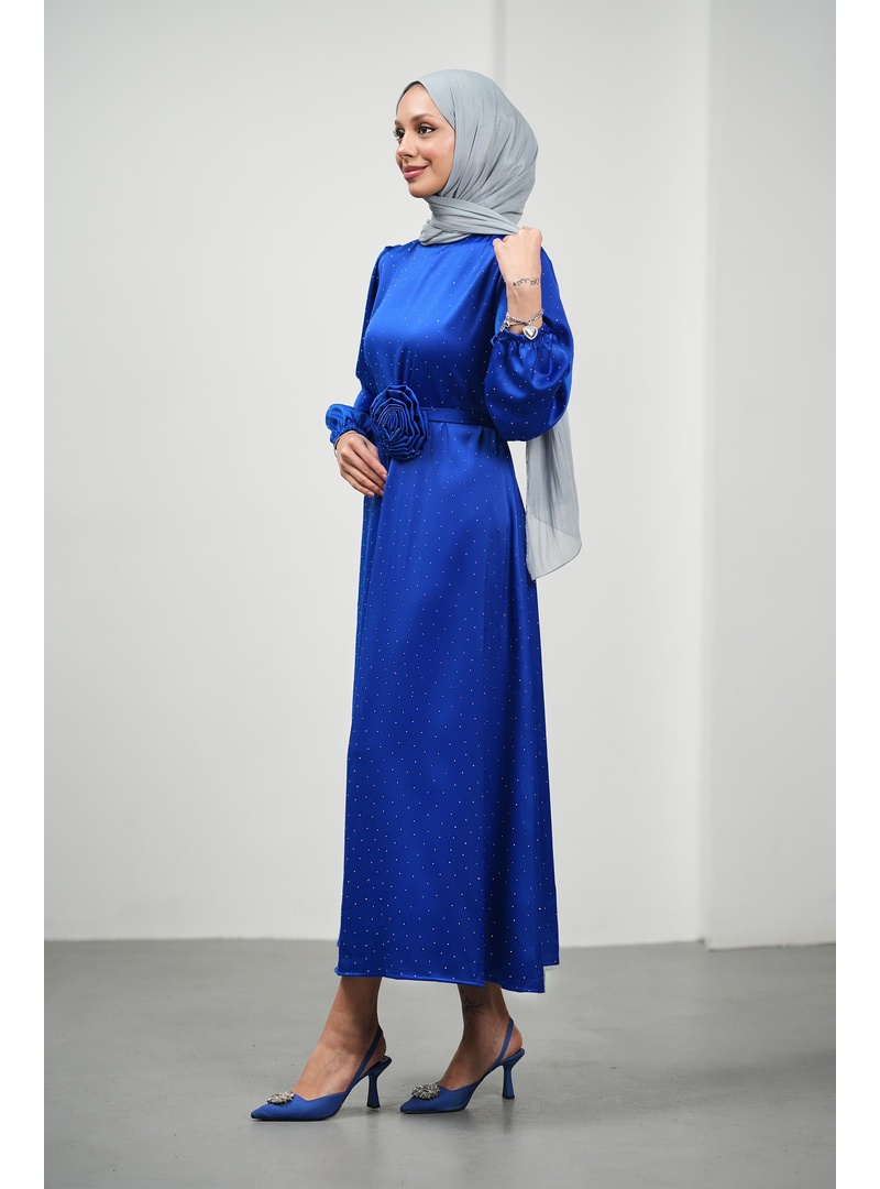 Saks Mavi Çiçek Kemerli Taşlı Saten Abiye - Resim 4