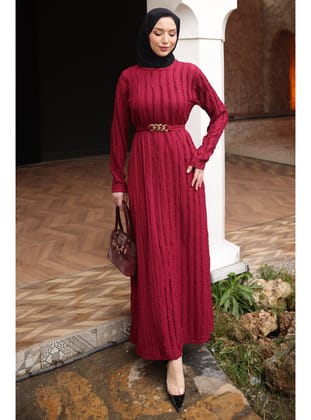 Bordo Zincir Kemerli Fırfırlı Gofre Elbise