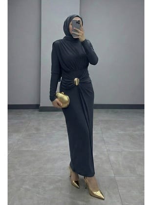 Broş Detay Büzgülü Füme Sandy Elbise