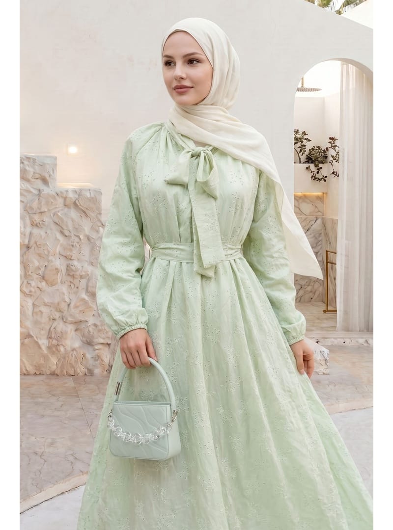 Yakası Bağcıklı Kuşaklı Mint Yeşili Brode Elbise - Resim 2