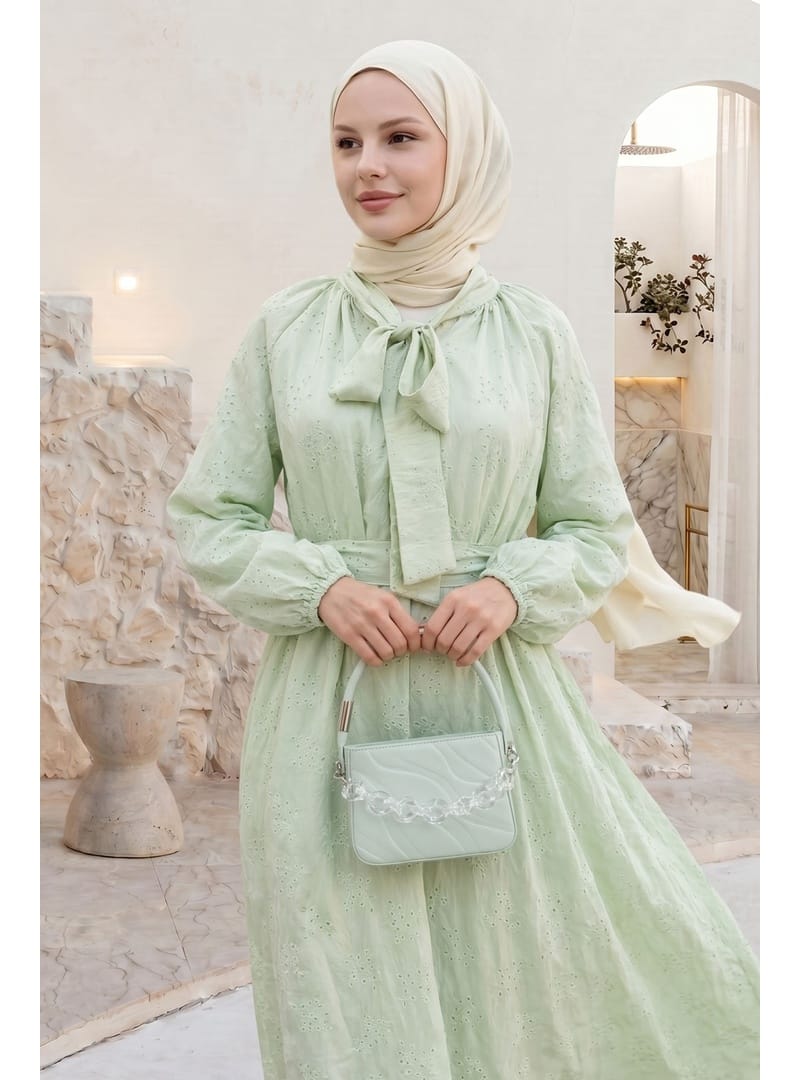 Yakası Bağcıklı Kuşaklı Mint Yeşili Brode Elbise - Resim 4