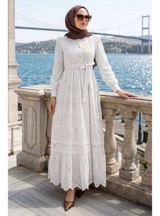 Düğmeli Kuşaklı Katlı Fisto Beyaz Tesettür Elbise 5004B
